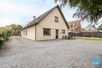 Open bebouwing mét ruime loods op perceel van 40 are ! 21