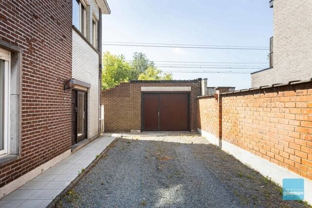 Centraal gelegen half open bebouwing met garage 2