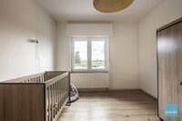 Rustig gelegen en degelijke woning (HOB) met 3 ruime slaapkamers en een garage. 16